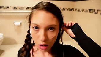 Teen Lili Foxx Dostává Výstřik Na Obličej V Domácím Videu